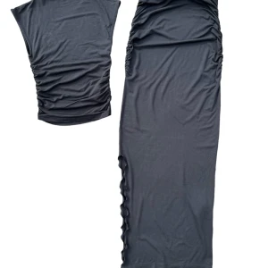 Kjol & top från Gina Tricot  - Ljuvlig långkjol med draperingar, samt matchande top i samma grå. Solen är omsydd med ett sprund till  knäet för att kunna gå 😊Sparsamt använt, toppskick. Skriv om du har frågor 🩶