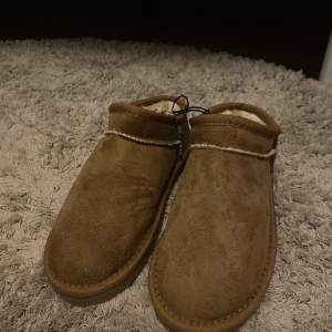 Säljer oanvända uggs liknande skor från Lager 157, de är i storlek 36/37! Säljs inte i butik längre och är perfekt att bunkra upp med till nästa säsong💓 Hör av er om ni har frågor och skicka gärna prisförslag🤗