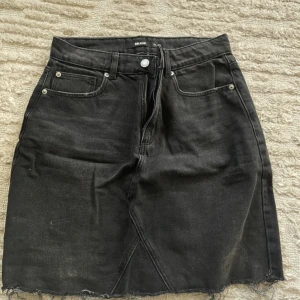 Svart jeanskjol - Snygg jeanskjol från Gina Tricot! Köpt på vinted men var tyvärr för stor så jag säljer vidare🫶