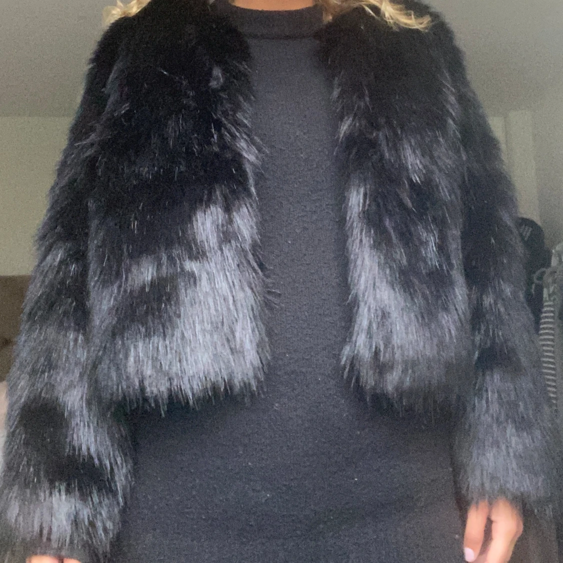 Svart pälsjacka