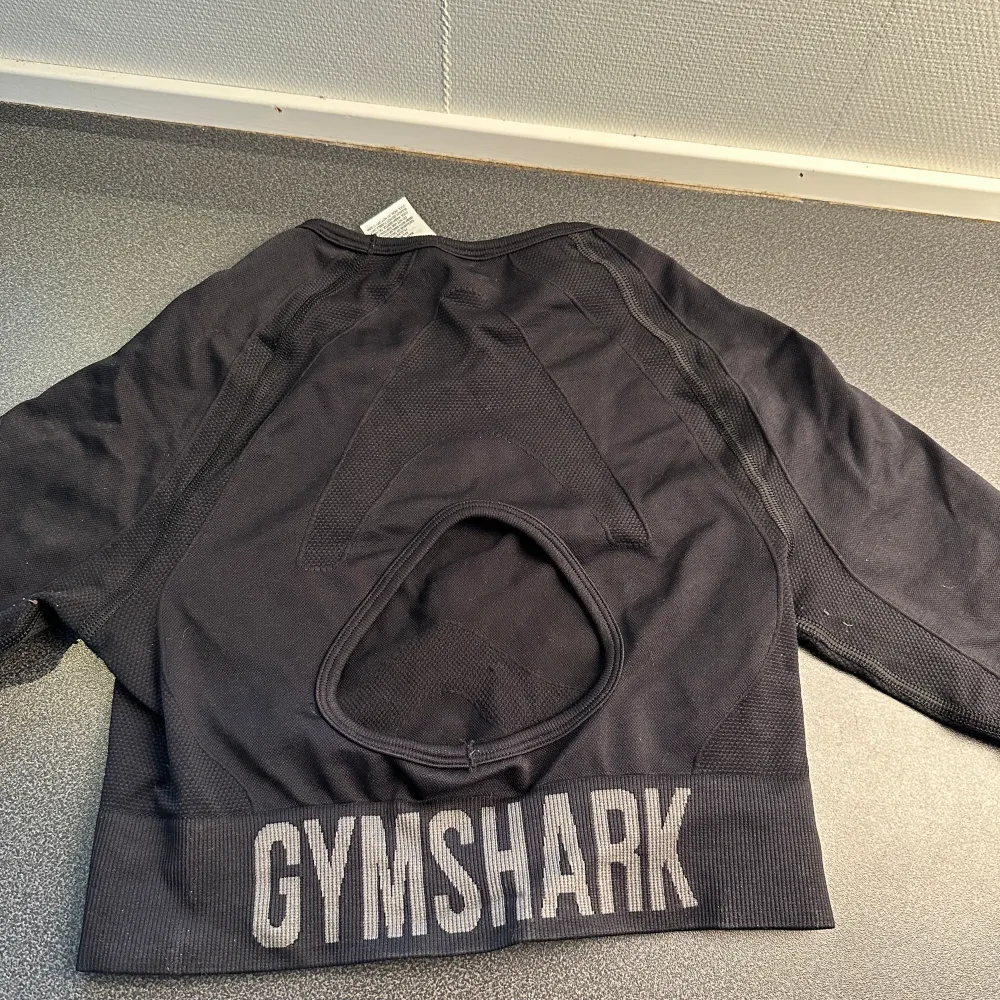 Två superfina gymshark träningströjor! 1 med öppen rygg!!🫶🏼 croppade o långärmade! Säljer enbart då jag har för mycket träningskläder!! Pris ej hugget i sten!. Sportswear.