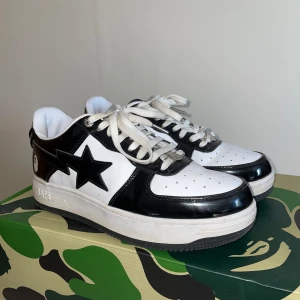 Bape skor - Bapesta skor re🅿️ lic🅰️. Köpt 2021 och använda väldigt få gånger följer med låda, dustbag, och nått kort