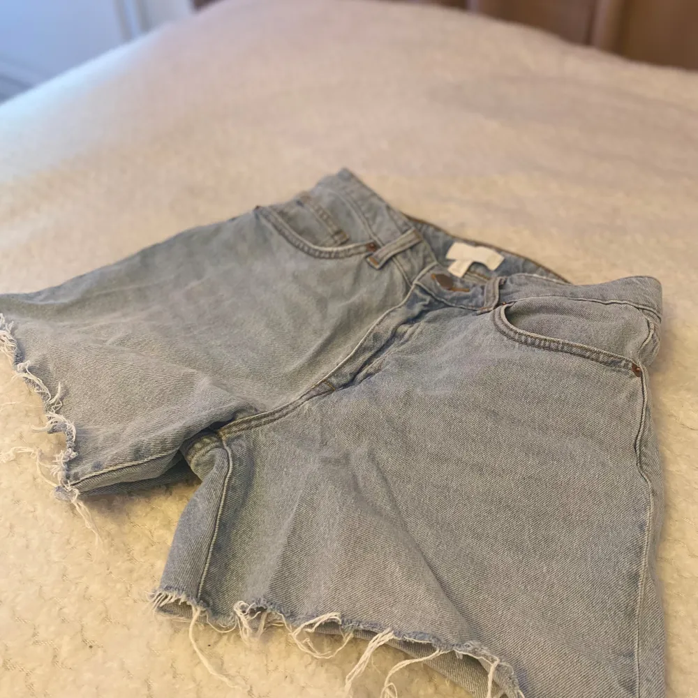 jättefina helt oanvända shorts från H&M i strl 38 (M) helt perfekt till sommaren de ser lite gråa ut i bilden men de är ljusblåa 🤍🫶🏼. Shorts.