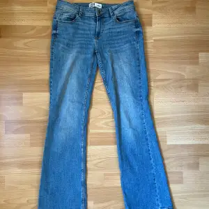Jättefina blå lågmidjade jeans, perfekta i längden för mig som är 170! Använda ett fåtal gånger. Köparen betalar frakten 💓