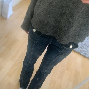 balla jeans! - Super coola lågmidjade jeans från H&M utan fickor där bak. Bra skick, köpta i höstas. Strl 152 men passar nog större, Kom privat för fler bilder!❣️