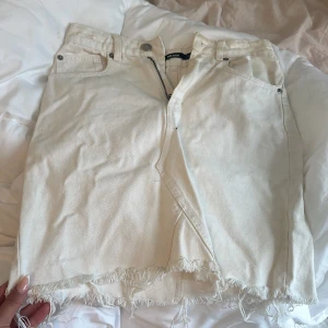 Jeans kjol vit - Jätte fin kjol som jag tyvärr ej passar (i gott skick) denna vara är även slutsåld i butik 