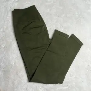 Gröna träningstights i modellen ”BLISS” från www.astaniwear.com Oanvända, saknar logga STRL: XL