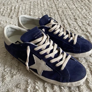 Golden goose marin blå - Tjo!, säljer nu mina riktigt feta och helt nya Golden Goose skor där dom inte passa min storlek där dom var små. Dustbag och Authentication ingår. Retail ligger på 5500kr men mitt pris är 3900kr.
