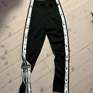 Adidasbyxor - Superfina, nya och oanvända adidasbyxor. Perfekt för dans och träning. 🖤
