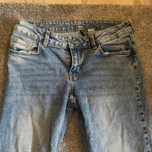 Så snygga ljusa lågmidjade jeans från hm. Strl 38 men midjemått är 40 cm och innerbenslängden 80cm. Obs inga bilder på