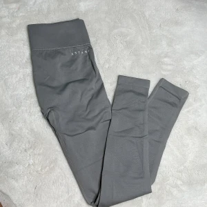 Tränings tights  - Grå träningstights i modellen ”EVE seamless” från www.astaniwear.com Oanvända, feltryck på baksidan (se bild 4) Strl: M