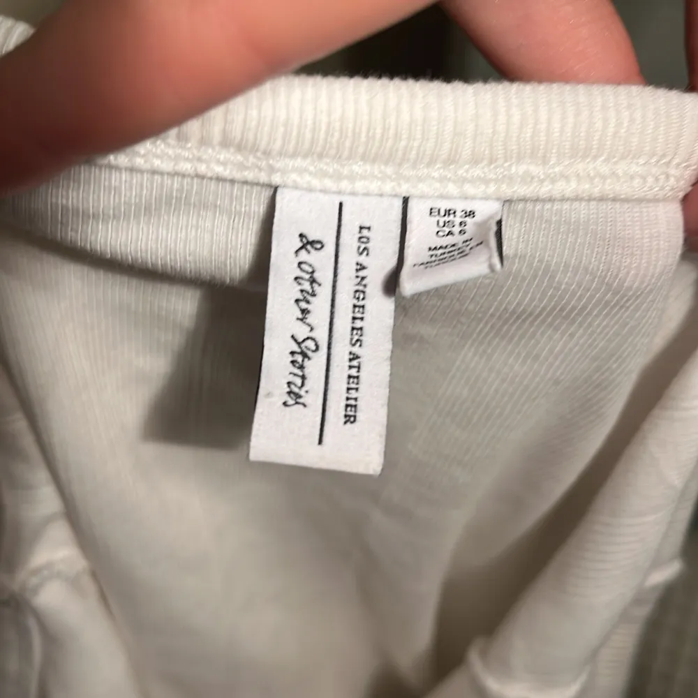 Ett vitt linne från & Other Stories i storlek M/38 men passar för olika sizes än bara M. Linnet har fina detaljer och kostade ganska mycket när jag köpte den. Jag skulle tänka mig att sälja linnet för 100 men kan tänka mig att sälja för lite mindre!. Toppar.