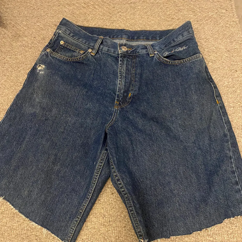 Snygga jeans shorts från Sweet sktbs, storlek xs men skulle säga de passar som s. Shorts.