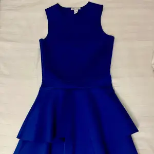 Säljer en jättefin, marinblå klänning. Säljer på grund av liten storlek. Som ny💕