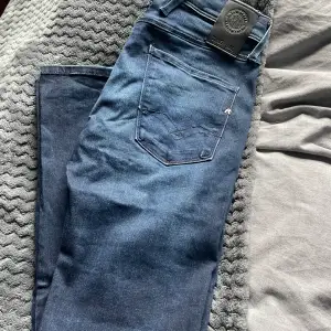 Tjabba:) säljer nu dessa trendiga REPLAY hyperflex jeans. Skick 10/10 aldrig använda. Säljer billigt för att jag vill bli av med dem. Nypris 1800, mitt pris 499. Hör av dig vid minsta lilla fråga😊