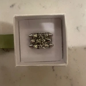 Edblad Ring - Säljer min Edbladring med nitar eftersom den inte längre kommer till användning.💞