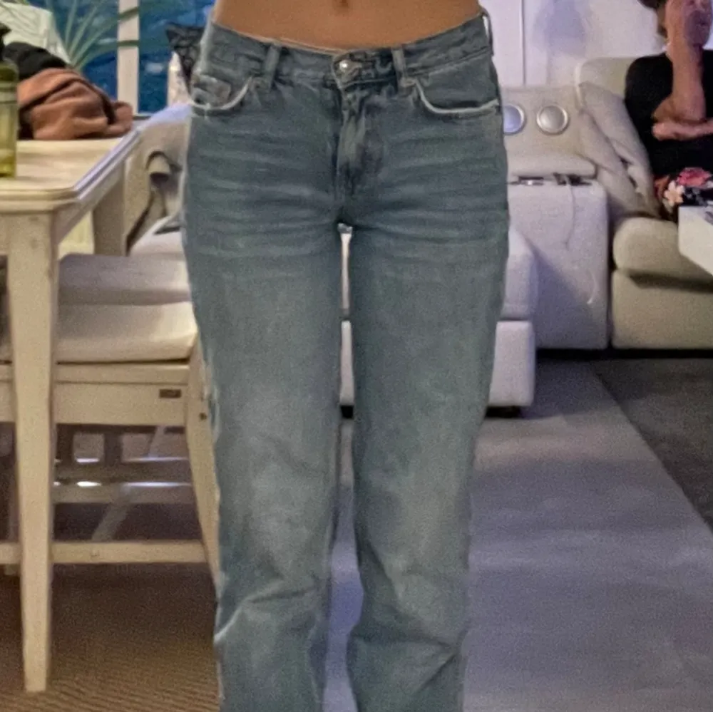 Straight leg jeans från Gina tricot i storlek 32 men passar mig som vanligtvis har 34/36. Är 170 cm lång för referens. . Jeans & Byxor.