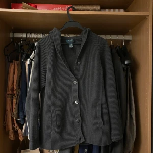 Cardigan/Hoodie - Säljer nu denna Ralph Lauren cardigan med Hood på då den aldrig blir använd tyvärr!  Storlek M, kan funka som S 