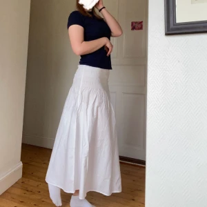 Vit långkjol🤍 - Vit långkjol med resår från Gina. 🤍Superskön när det är varmt eftersom den är så lätt☀️. Perfekt att dra på över bikini på stranden👙. Strl S men passar större eftersom resårmidjan är väldigt stretchig. Använd ett fåtal gånger😇 🌸ANVÄND INTE KÖP NU!🌸