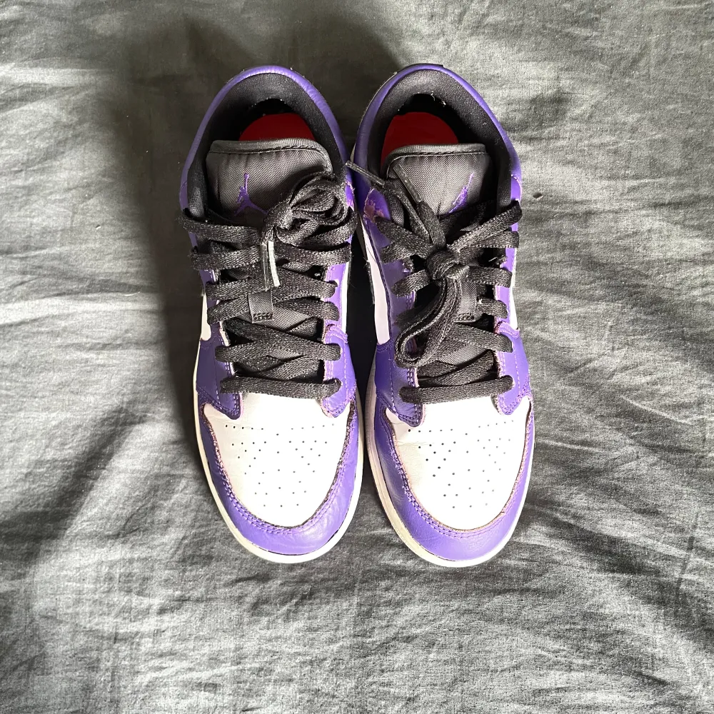 Jag säljer min äkta använda Air Jordan 1 low ”court purple” för att dom är för små. De är i fint skick, hälkappan är dock lite lite nedtryckt. Ny pris 2600kr. Skriv om det är nåt du undrar över. Pris kan diskuteras.😊. Skor.
