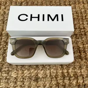 Chimi solglasögon i modell 04 i en snygg grön färg, perfekta till sommaren. Inga skavanker eller repor! Tveka inte på att höra av dig 😊