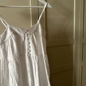 Broderie Anglaise Klänning - Klänning i broderie anglaise från Asos. Maxiklänning. 