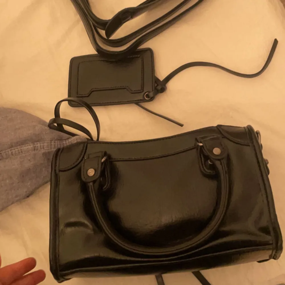Jättefin svart balenciaga liknande väska i minsta modellen, oöopnad. Skriv gärna innan du trycker på köp nu❤️ . Väskor.