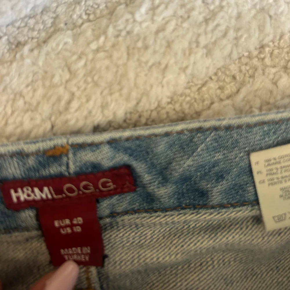 Jeanskjol från H&M storlek 40!  INGA BILDER PÅ (för liten för mig). Kjolar.