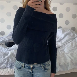 Off shoulder tröja  - En jättefin off shoulder tröja i marinblå! Den är i storlek M men passar både Xs och S!💞Säljer för den inte kommer till användning!