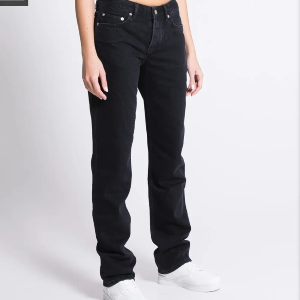 Säljer ett par as snygga low waist jeans från Lager 157. Dom är i storlek XXS o sitter asbra på mig som är 165💕💕. Jeans & Byxor.