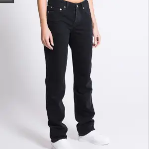 Säljer ett par as snygga low waist jeans från Lager 157. Dom är i storlek XXS o sitter asbra på mig som är 165💕💕