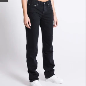 Low waist jeans - Säljer ett par as snygga low waist jeans från Lager 157. Dom är i storlek XXS o sitter asbra på mig som är 165💕💕
