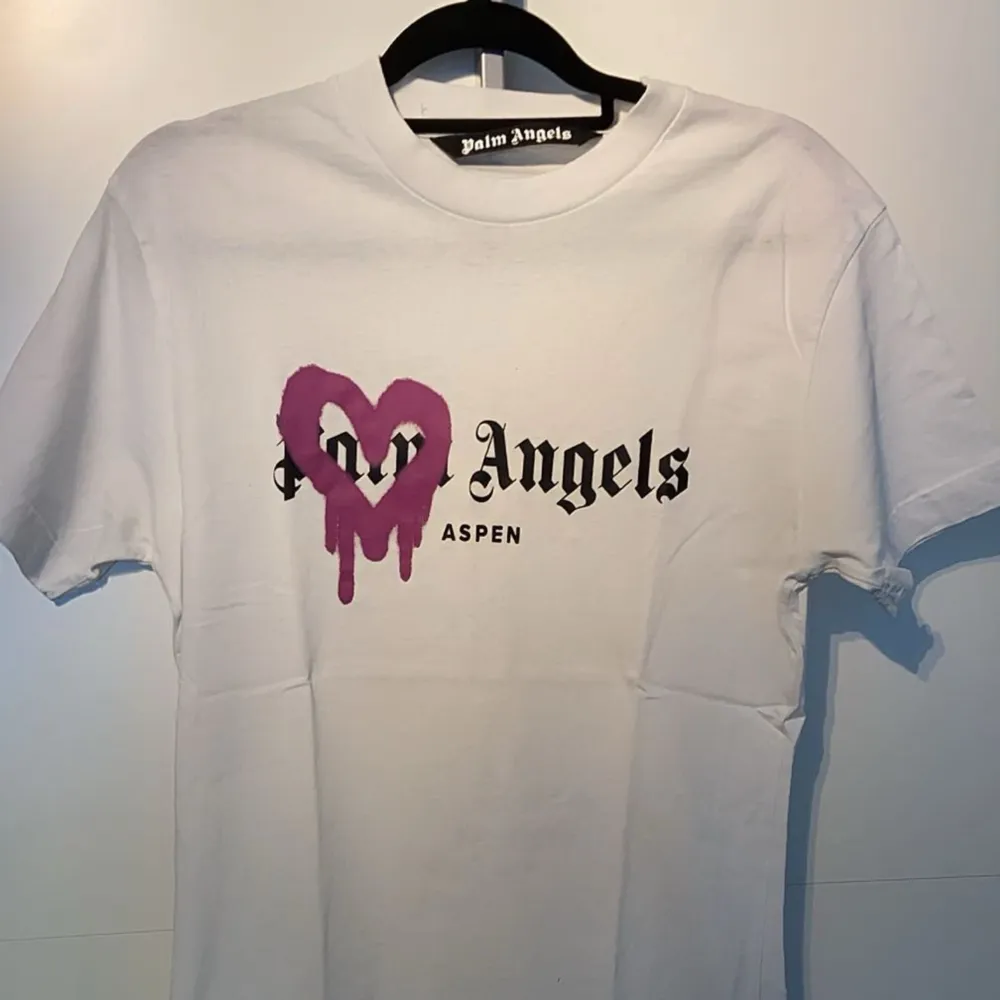 Tjena, säljer en Palm angels tshirt. Köpte den i Tyskland på en outlet för något år sedan. Sen dess har den bara varit i min garderob så knappast använd. Vid frågor eller funderingar så är det bara att skriva😁👍 / D. T-shirts.