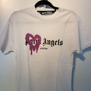 Palm angels tshirt  - Tjena, säljer en Palm angels tshirt. Köpte den i Tyskland på en outlet för något år sedan. Sen dess har den bara varit i min garderob så knappast använd. Vid frågor eller funderingar så är det bara att skriva😁👍 / D