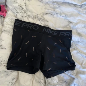 Nike shorts  - Tränings shorts från Nike. Storlek xl 