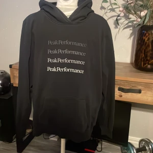 Peak hoodie  - Hoodie i fint skick. 