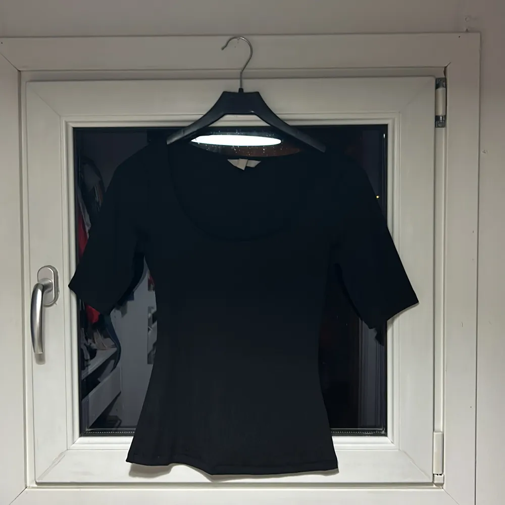 Urringad svart t-shirt från hm k storlek XS, säljs pga att den inte används längre. Pris 50kr + frakt. . T-shirts.