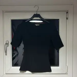 Urringad svart t-shirt från hm k storlek XS, säljs pga att den inte används längre. Pris 50kr + frakt. 