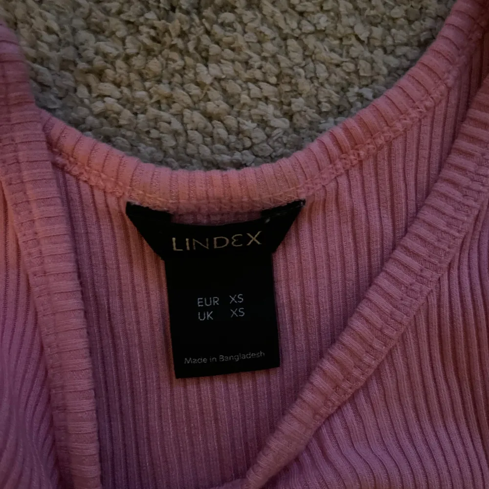 Supersött linne från Lindex som nästan är helt oanvänd!! Storlek xs men passar xs-s🌸🌸💕. Toppar.