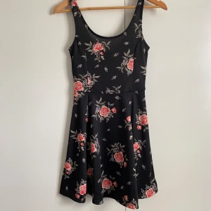 NWOT H&M Divided kort blommig klänning 34 - NWOT H&M kort blommig klänning stl 34. Endast testade en gång. 🌸 Vi tvättar parfymfritt, röker INTE men katt finns i hemmet sedan några veckor tillbaka.