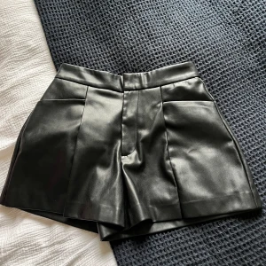 Stradivarius lädershorts - Fint skick. Passar inte på mig därmed säljer jag de istället 