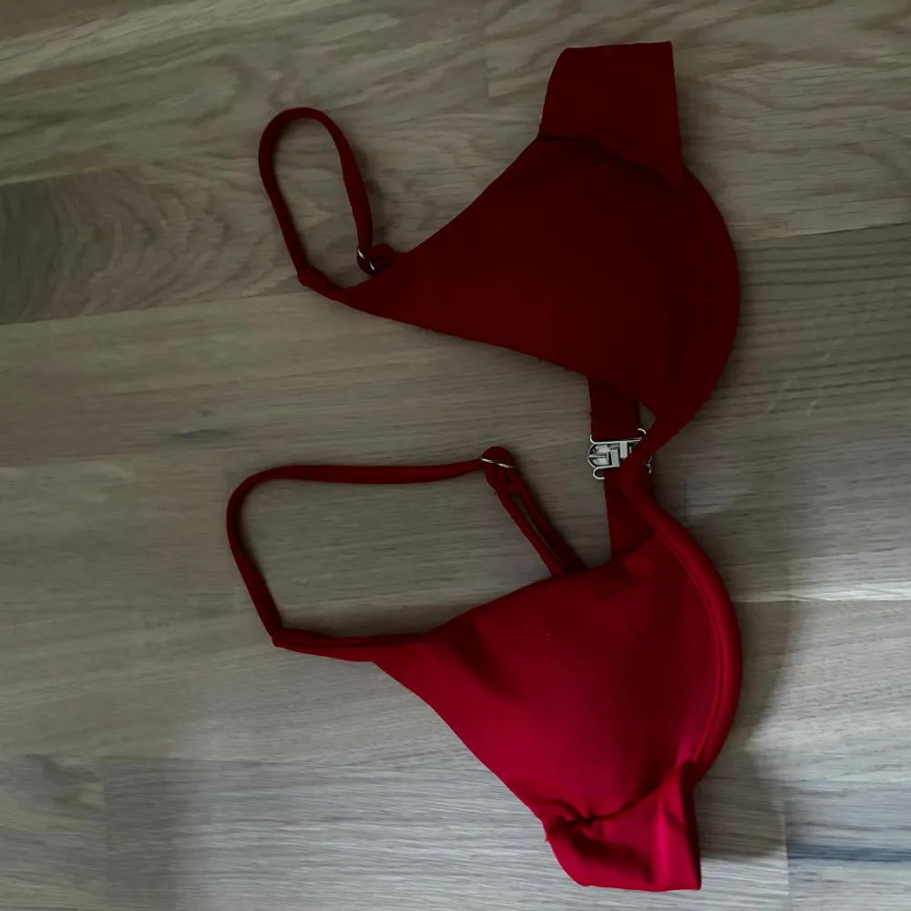 Röd bikini top från shein  Använd fåtal gånger fortfarande som ny. Accessoarer.