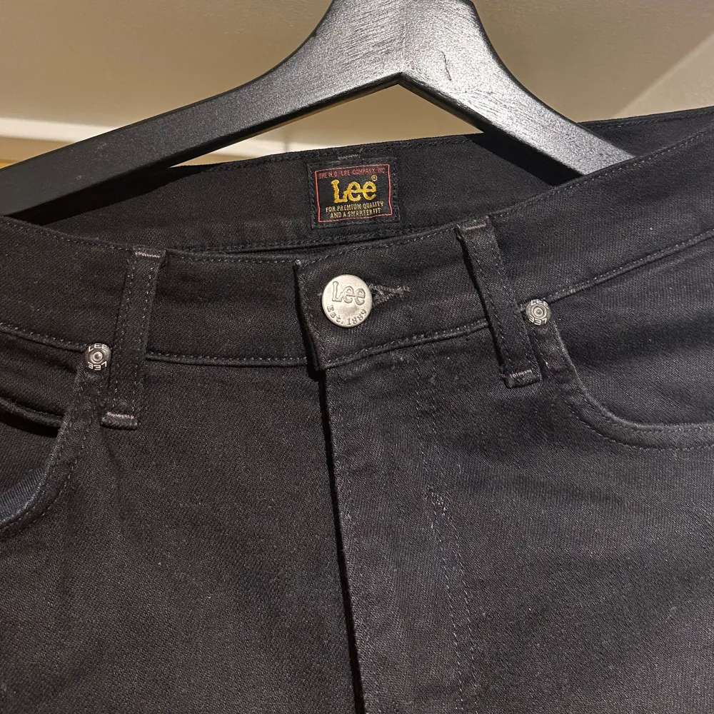 Lee jeans väldigt sparsamt använda. Inga fel, hål eller anmärkningar. Som nya!   Väldigt fina jeans, ett måste i alla garderober!  Storlek: W29 L32. Jeans & Byxor.