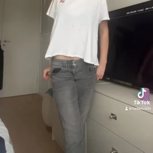 Gina tricot jeans - Bra skick och inte andvänd såå många gånger, storlek är jag osäker på då jag är hos pappa och jeansen är hos mamma så kan ej kolla storlek med de kommer så småningom.  Inga defekter, passar mig bra som XS/S. Köpt för 299