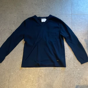 Zara tröja - Säljer denna snygga Zara tröja som är i bra skick. Den kostar egentligen 300 men jag säljer för 150 kr. Den är självklart äkta. Kontakta om du är intresserad.