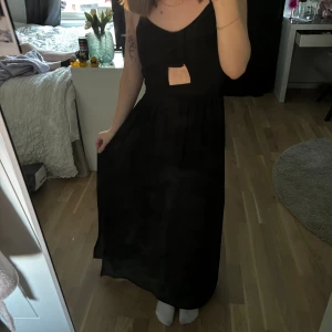 Klänning - Har fått denna klänning av en vän men aldrig använd av mig, strolek och vart den är ifrån vet jag tyvärr inte men skulle säga att den passar från xss-s då den är sjusterbar i ryggen. Lite sönder framtill (syns på bild)