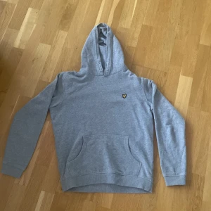 Lyle & scott  - Lyle & scott hoodie som är använd ett fåtal gånger! Skick 9/10