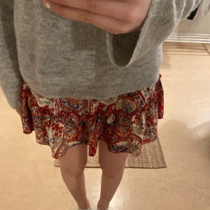 Mönstrad kjol - supersöt volangkjol perfekt nu till sommaren🩷 superbra skick och längden är bra också.  tvättas innan och skickas så fort som möjligt💞
