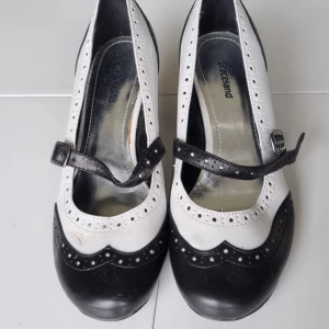 Svartvita klackar - Använda en eller två gånger med prislapp kvar under skon. Från Graceland, köpta i Danmark