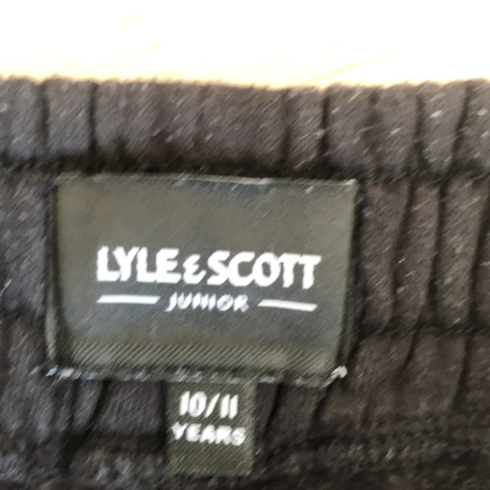 Hej! Jag säljer min svarta Lyle & scott tracksuit. Den är 8/10 i skick.. Hoodies.